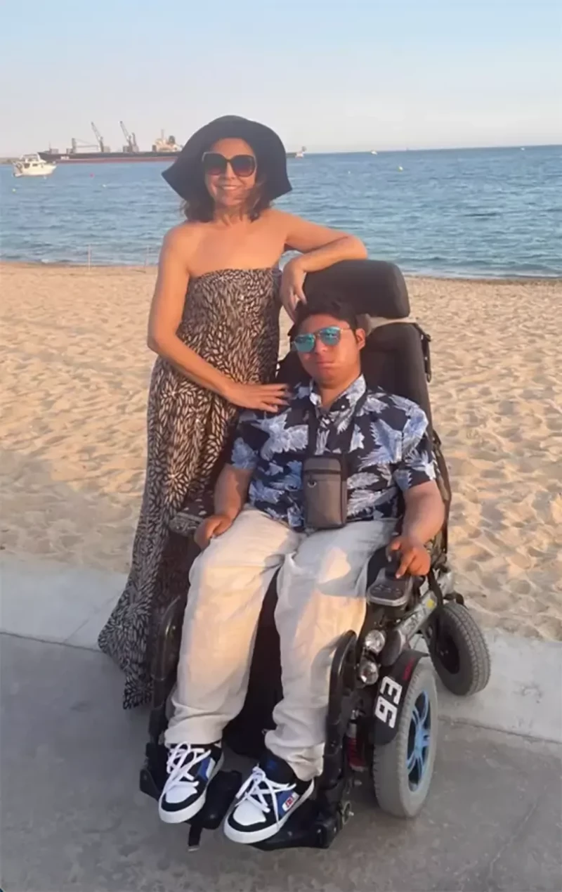 Isabel Gemio con su hijo Gustavo en la playa.
