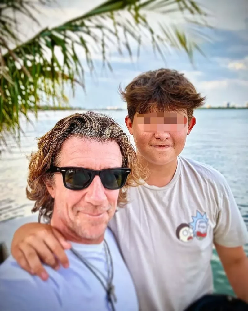 Colate Vallejo-Nágera con su hijo, el pasado verano.