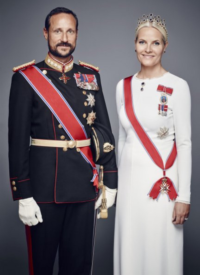 Foto oficial de los todavía príncipes Haakon y Mette-Marit de Noruega.