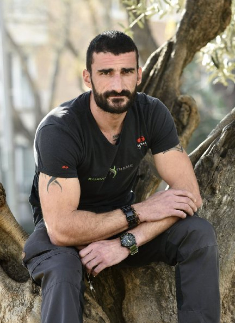 Este audaz aventurero hizo de su afición una profesión creando hace cinco años una academia de supervivencia extrema.