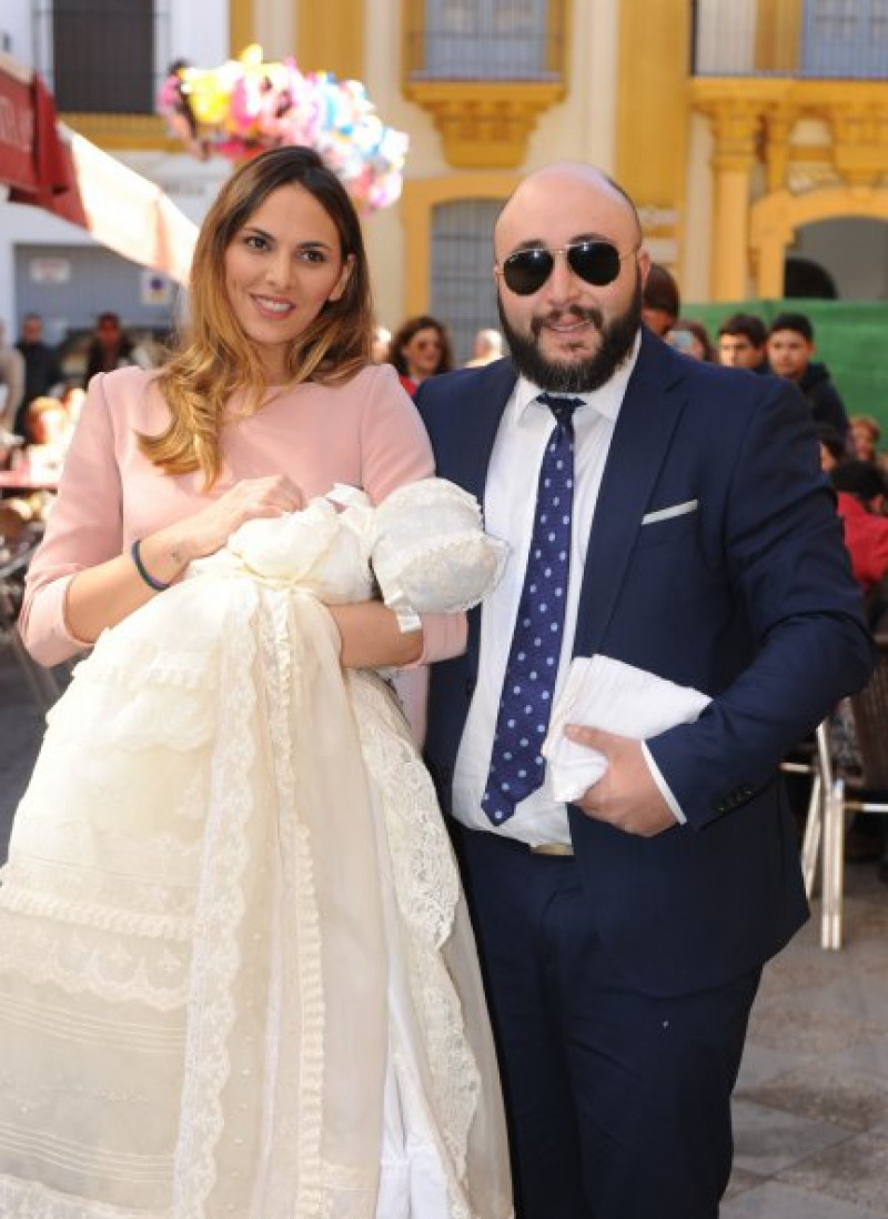 Los orgullosos padres con su pequeña antes de entrar en la iglesia.