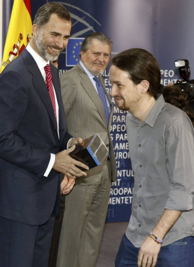 Pablo Iglesias, entonces eurodiputado, le regaló en abril del 2015 las cuatro primeras temporadas de «Juego de tronos» al rey Felipe.