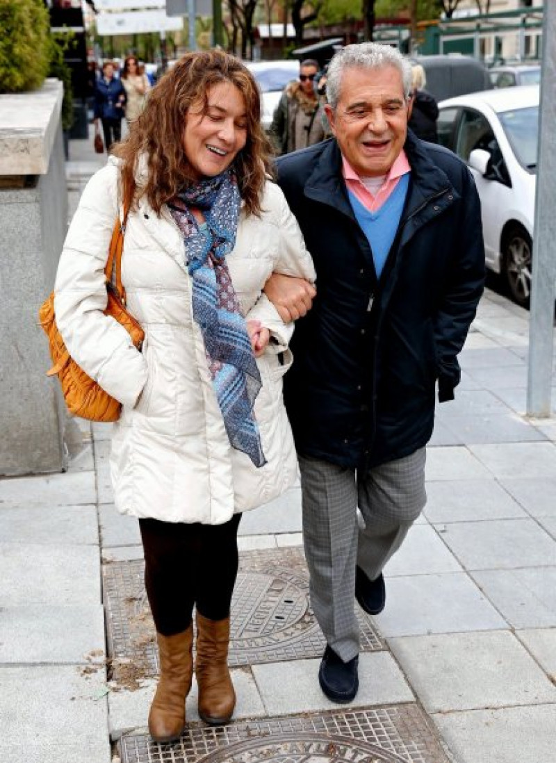 Andrés Pajares, del brazo de Juani por las calles de Madrid.