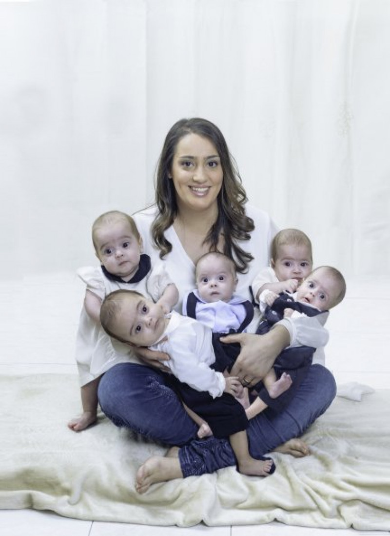 Jessica con sus cinco bebés en brazos: dos niñas –María Pía y Giada– y tres varones –Giuseppe Mattia, Giovanni y Luigi. ¡No te pierdas el reportaje fotográfico completo en nuestra revista!