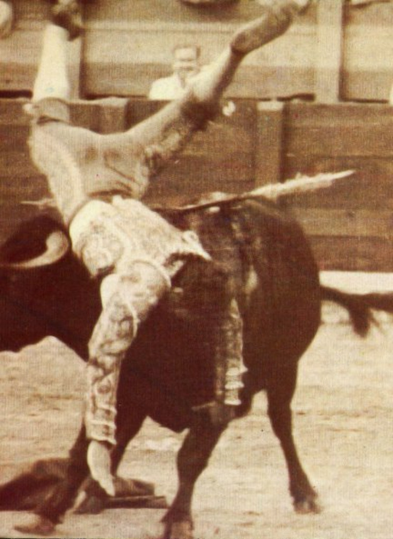 Dado a arrimarse mucho al toro, Benítez sufrió muchas cogidas. En la foto, el espectacular «revolcón» que le dio un toro.