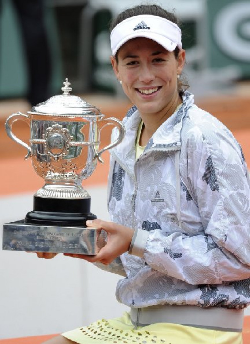Garbiñe, con la copa que la acredita como vencedora del Roland Garros.