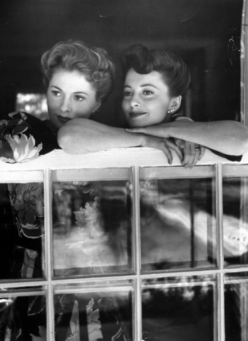 Olivia (a la derecha) con su hermana, Joan Fontaine, con la que mantuvo siempre una pésima relación.
