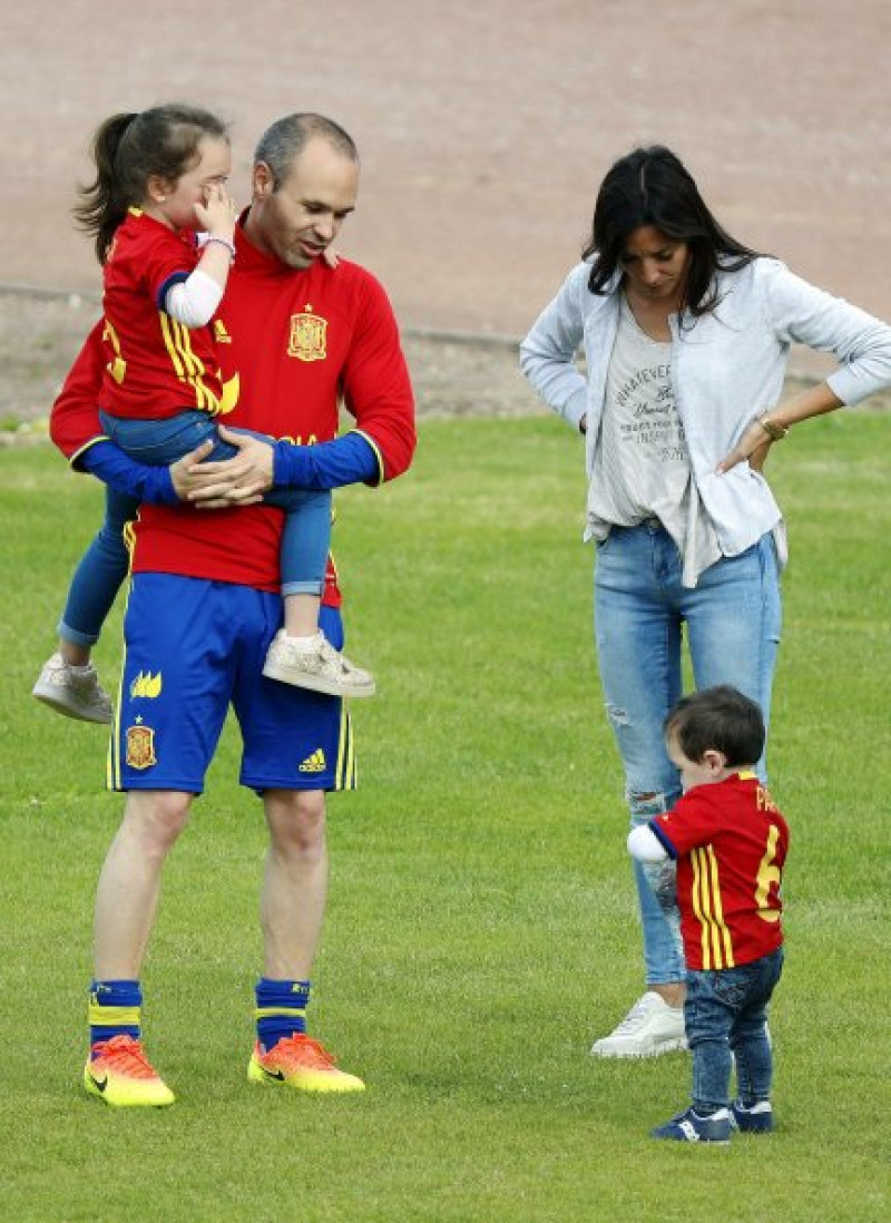 Andrés Iniesta se emocionó con la visita de su esposa, Anna, y sus dos hijos, Valeria, de 5 años, y Paolo, de 1.