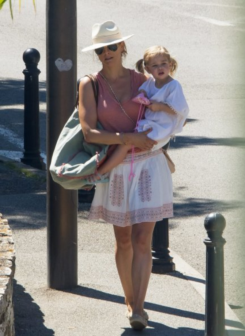 Magdalena lleva en brazos a su hija, Leonore, por las calles de Saint Tropez.