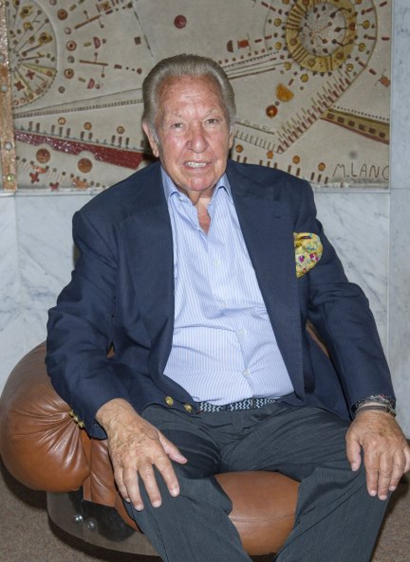 Julio Ayesa, en una fotografía actual, lleva décadas codeándose con famosos. 