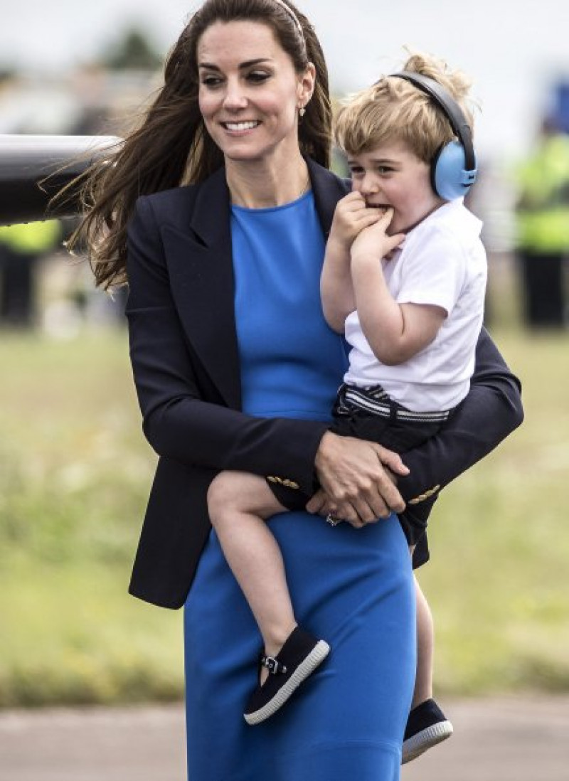 Kate sonríe tras colocarle a su hijo los cascos azules que lo aislaban del ruido y que le hicieron llorar.