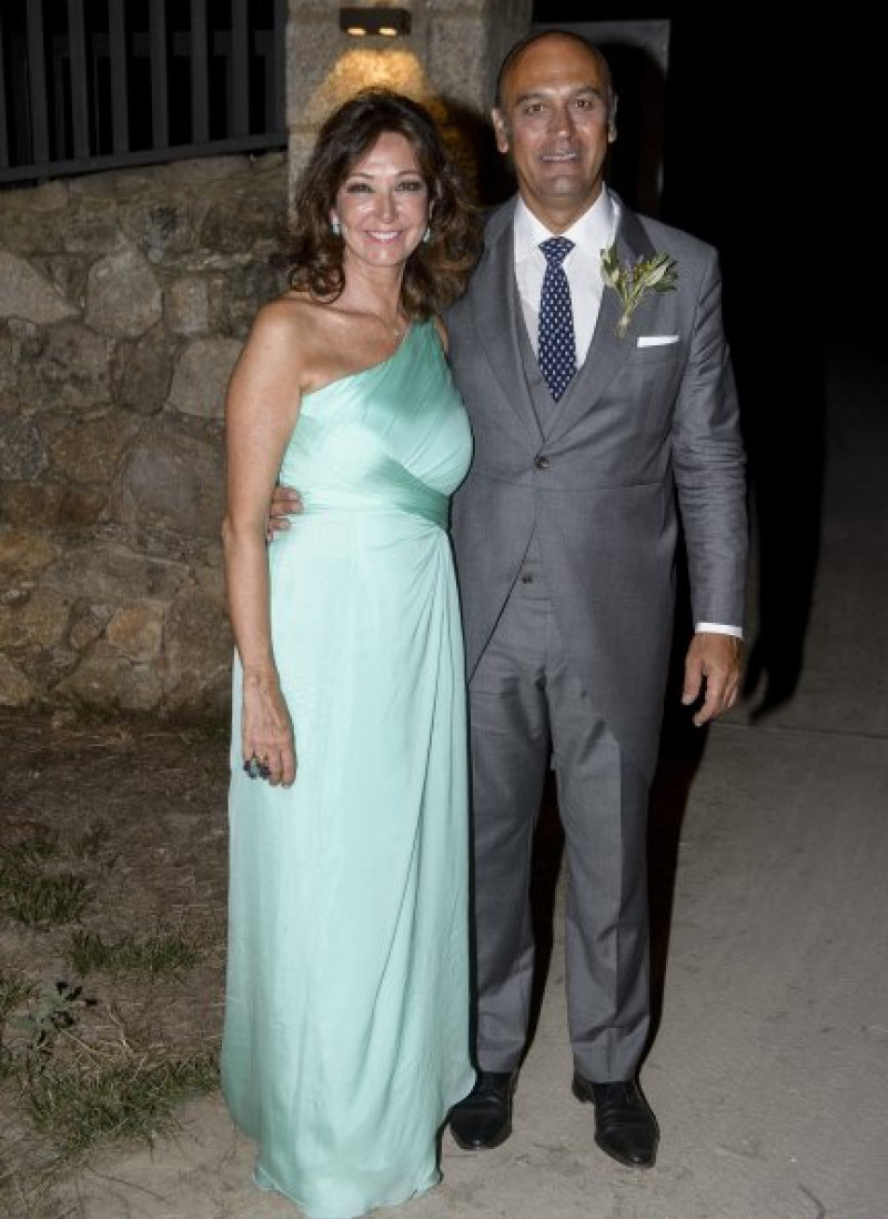 La reina de las mañanas, en la foto, con su marido, estaba espectacular en el enlace de su hijo mayor.
