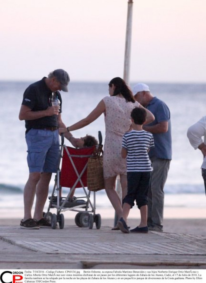 Bertín, su esposa y sus hijos pasearon cerca de la playa.