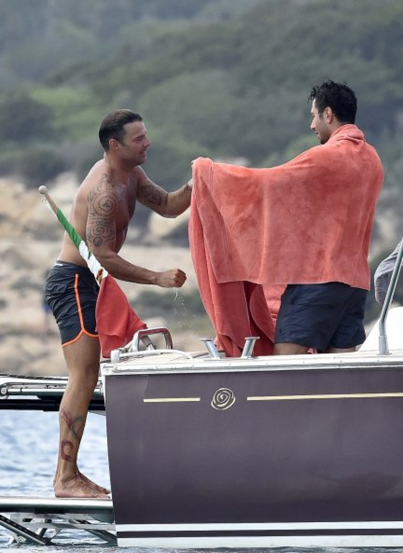 Su chico, muy atento, le ofreció una toalla nada más subir al velero.