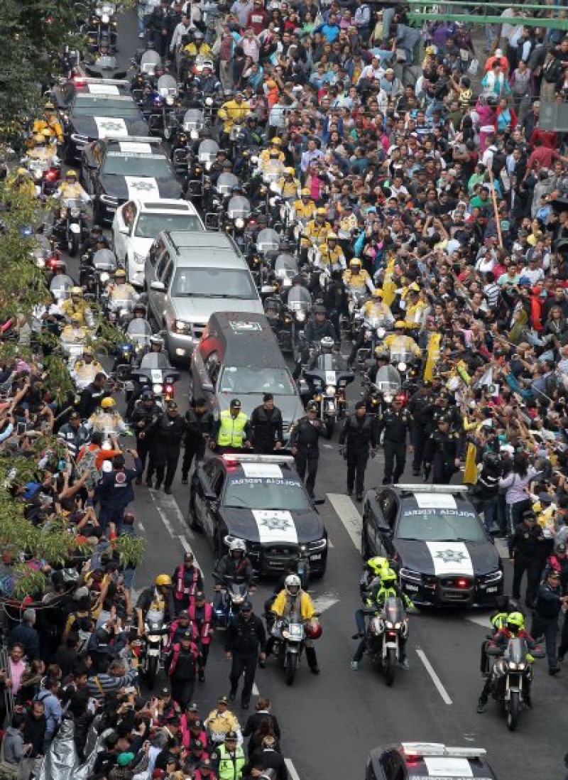 Cortejo fúnebre de las cenizas del cantante hasta el Palacio de Bellas Artes de Ciudad de México, donde el país despide a sus mitos culturales.