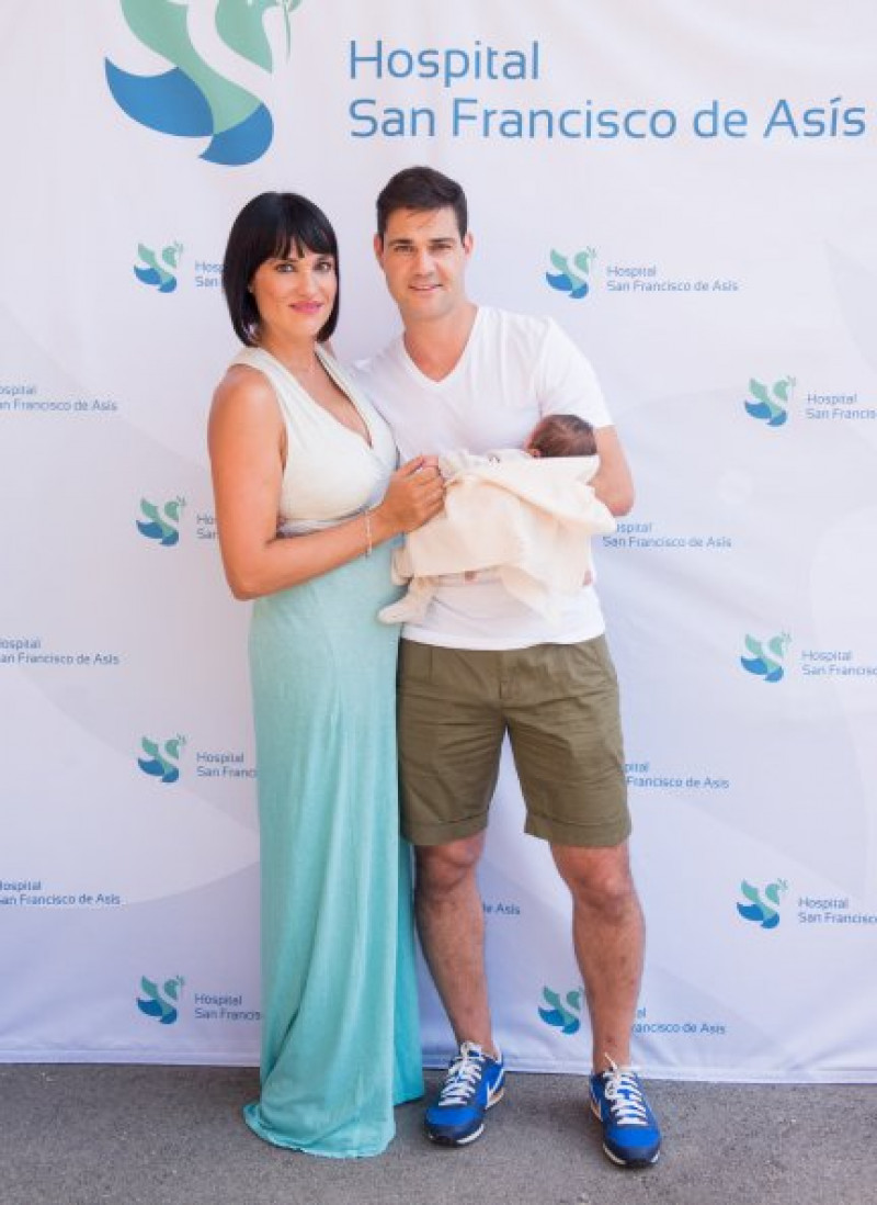 Irene y su marido posaron con su recién nacido a la salida del hospital.