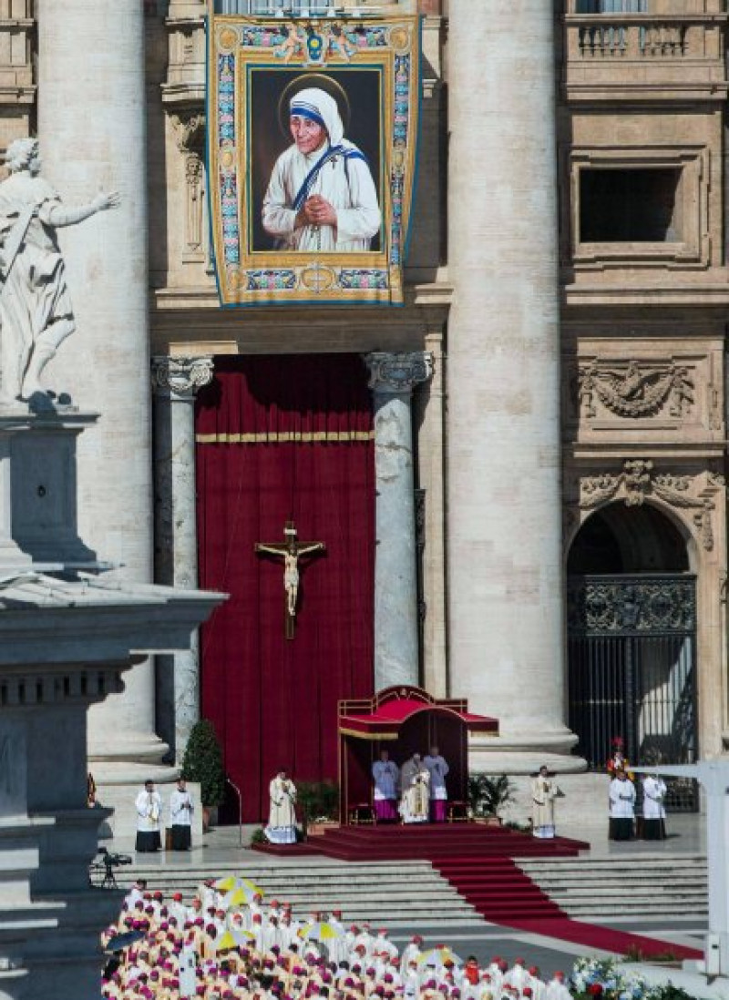 Un momento de la ceremonia de canonización, en la Plaza de San Pedro de Roma.