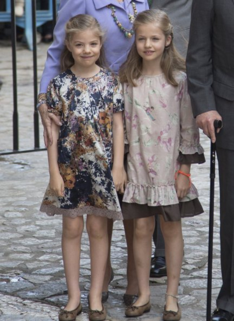 En la última Misa de Pascua celebrada en Palma de Mallorca, la infanta Sofía lució este bonito vestido de la firma gallega.