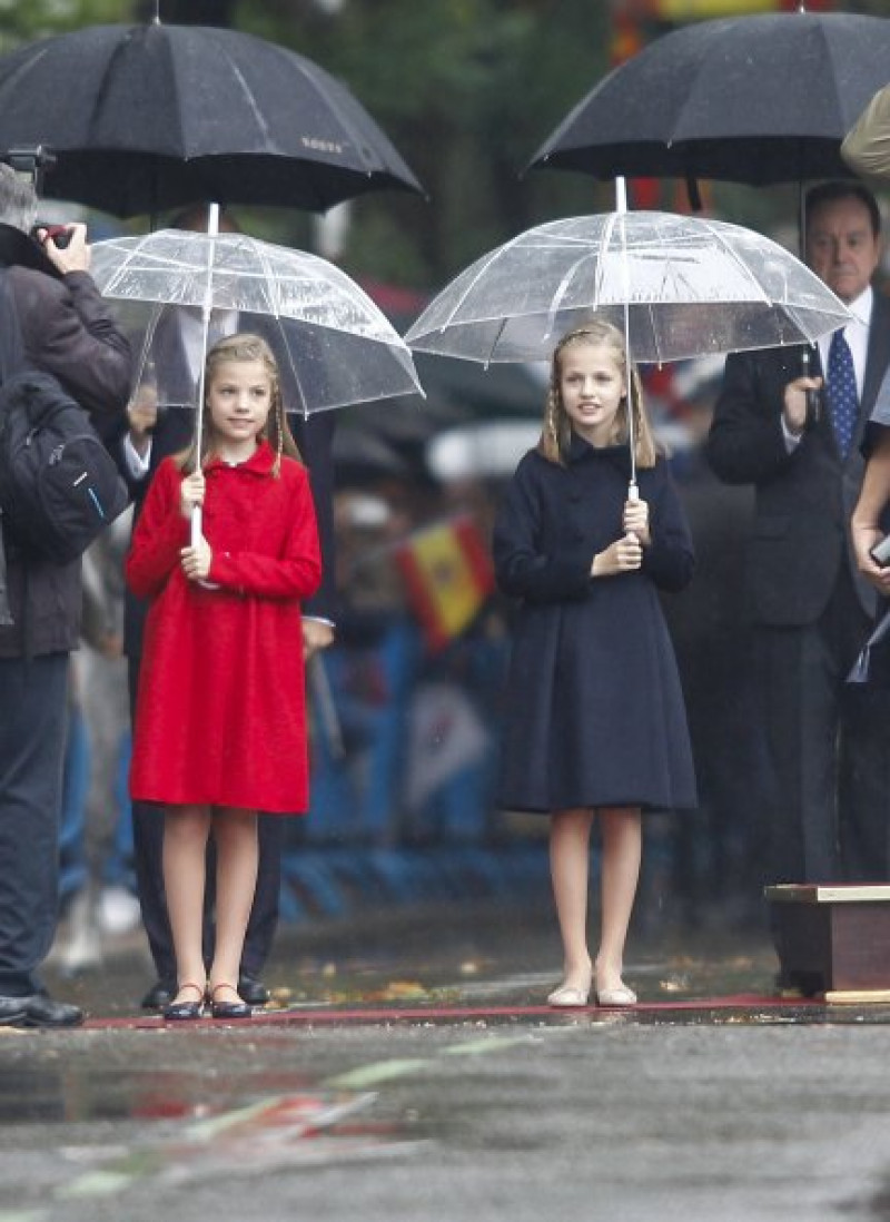 Leonor y Sofía vistieron sendos abrigos de Carolina Herrera, en azul marino y rojo respectivamente.