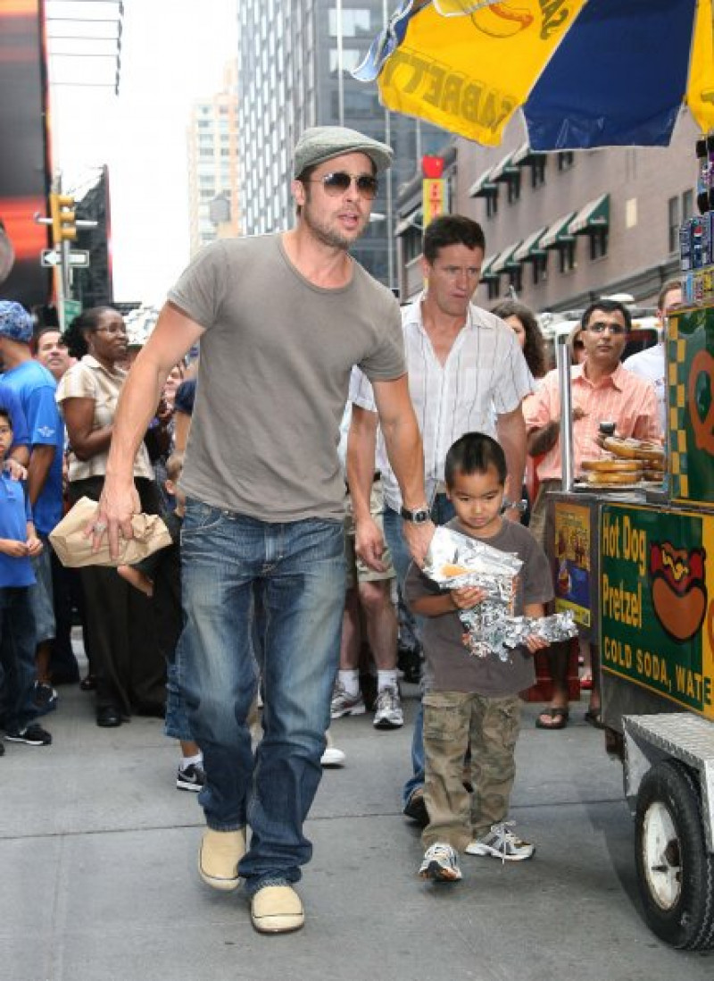 El exmilitar hace unos años tras los pasos de Brad Pitt, que llevaba de la mano a Maddox.