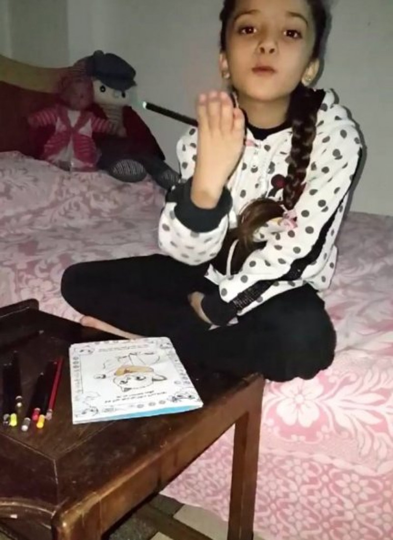 A pesar de su dolorosa situación, Bana no ha perdido la sonrisa para agredecer el apoyo a sus seguidores en Twitter.