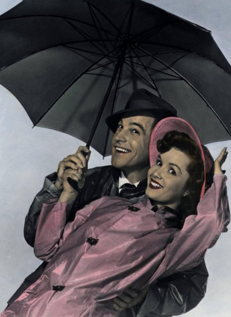 Aunque Gene Kelly dudaba de sus aptitudes para el claqué, al final él y Debbie protagonizaron con éxito mundial «Cantando bajo la lluvia».