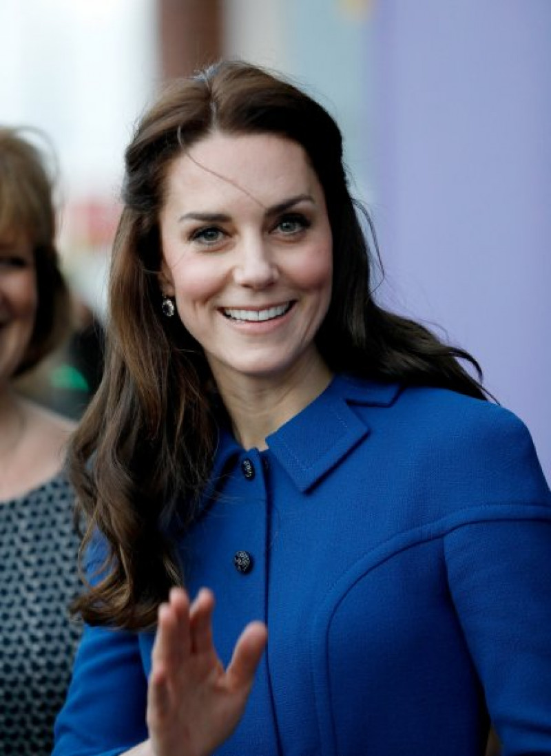 Kate está guapísima con este abrigo azul de Eponine que «sólo» vale 2.000 euros.