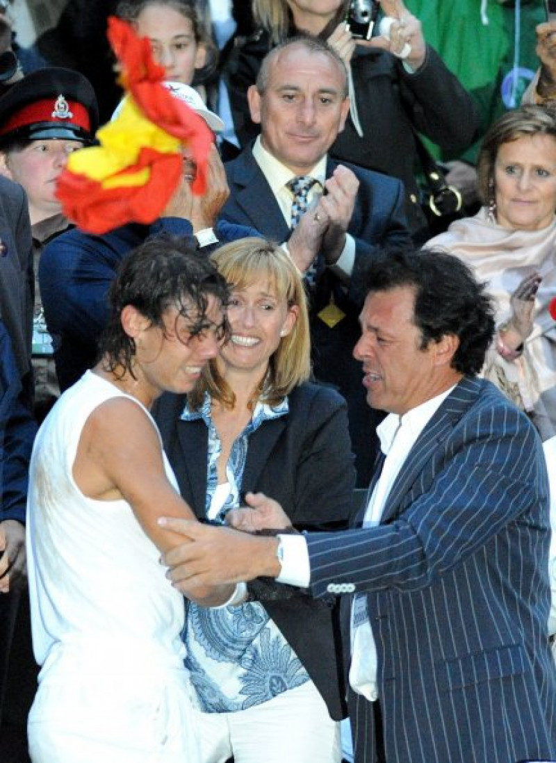 Rafael felicitado por sus padres tras ganar en Wimbledon en el 2008.