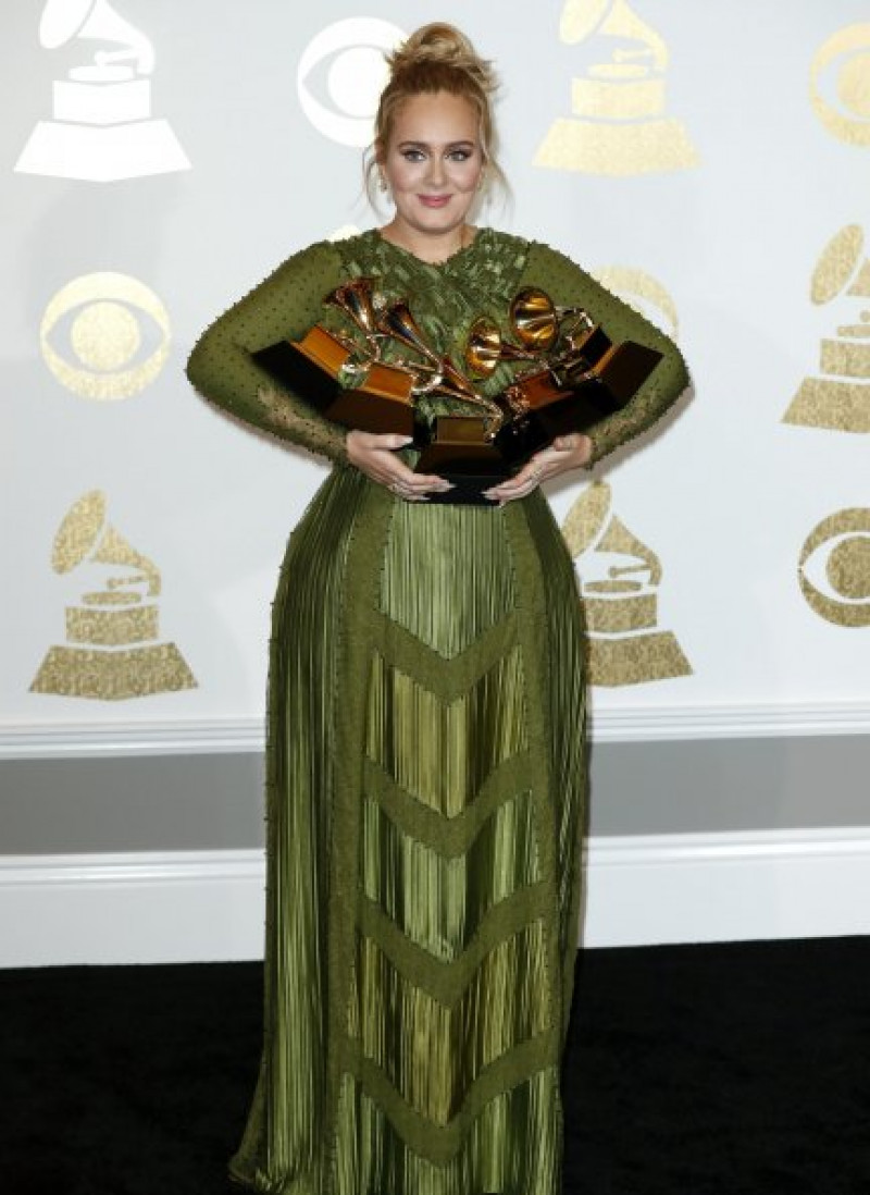 La cantante británica hizo historia al recibir cinco Grammys de los más cotizados.