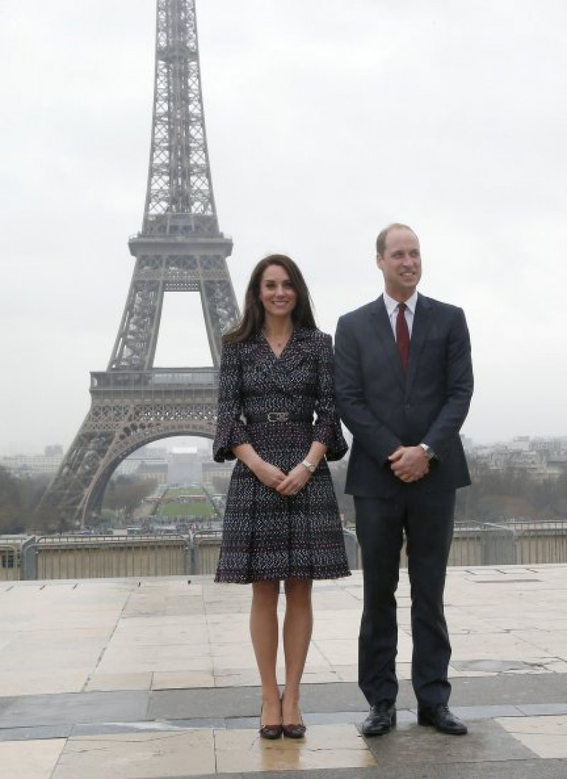 La pareja real posó frente a la Torre Eiffel.