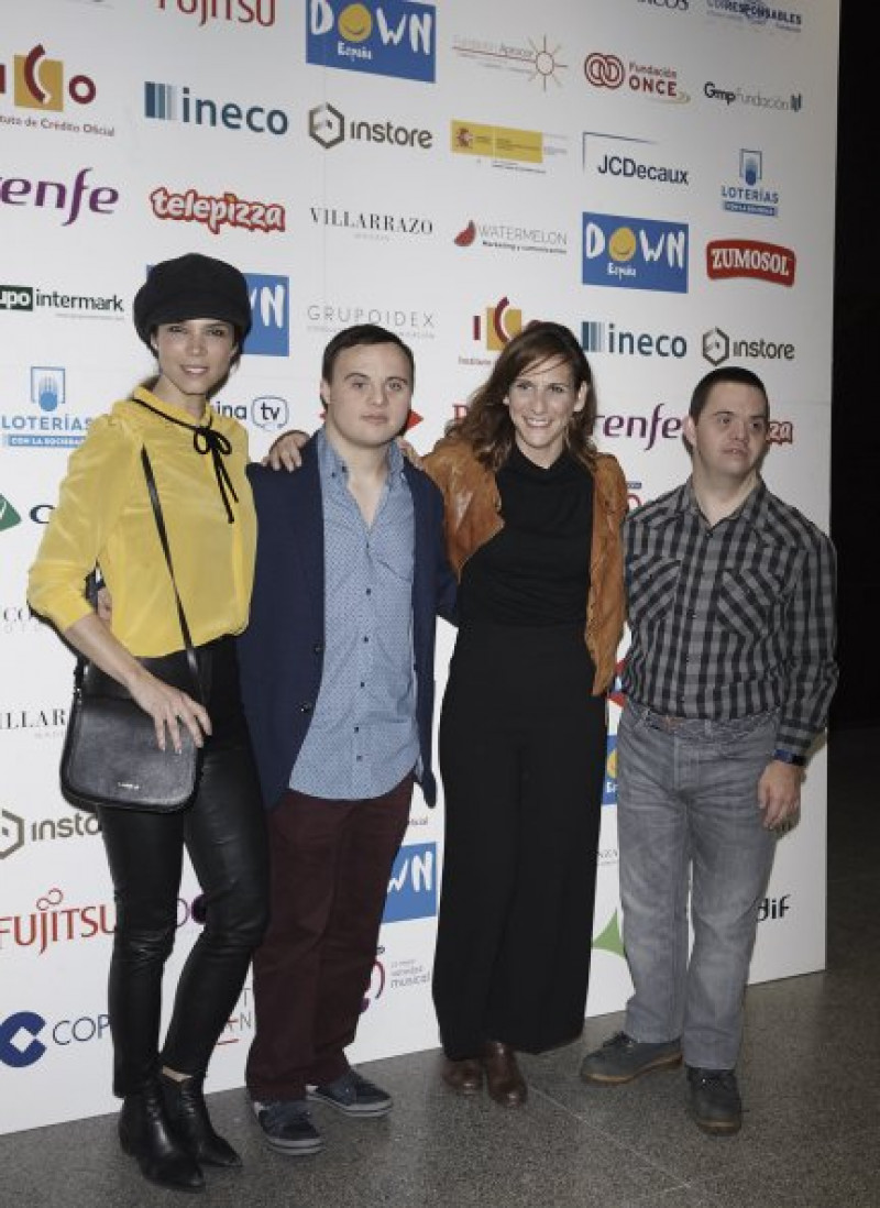 Juana Acosta (de amarillo), Malena Alterio y dos jóvenes con síndrome de Down estuvieron en la presentación de la campaña.