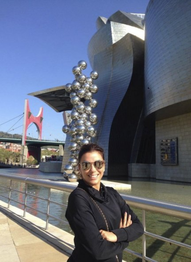 La actriz visitó el Museo Guggenheim de Bilbao.  