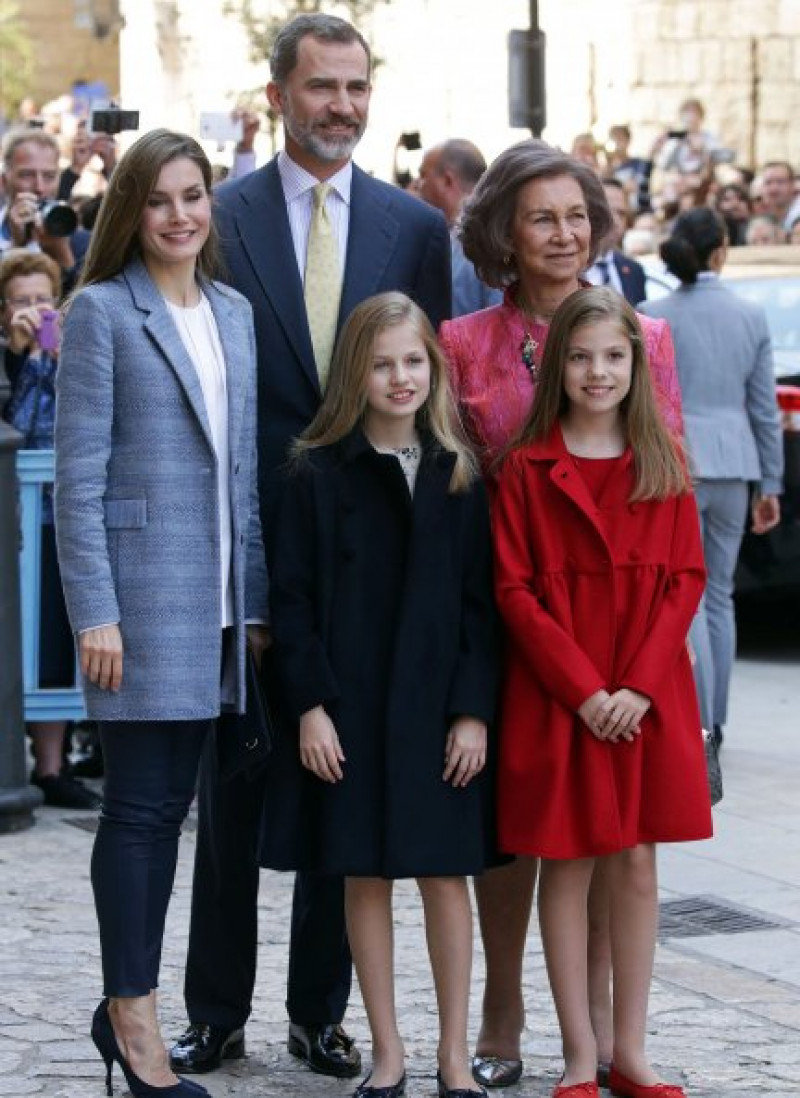 Los reyes Felipe y Letizia, sus hijas y doña Sofía cumplieron con el tradicional posado en la puerta mayor de la catedral