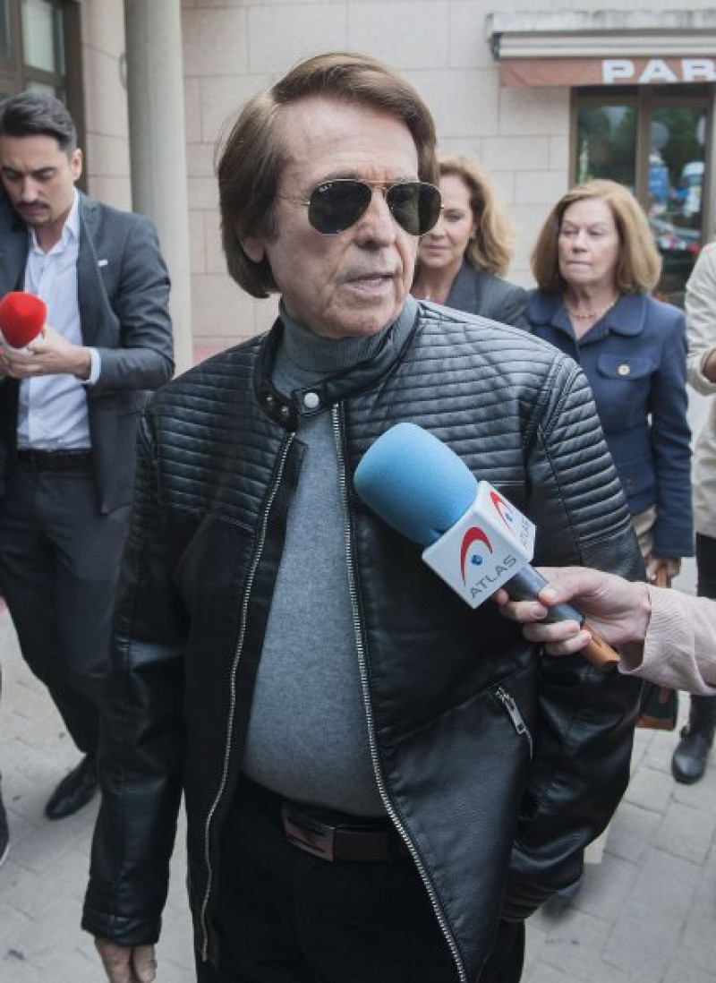 Raphael (detrás su esposa, Natalia Figueroa, y su consuegra, Ana Rodríguez) en el tanatorio donde se velaron los restos mortales del torero.