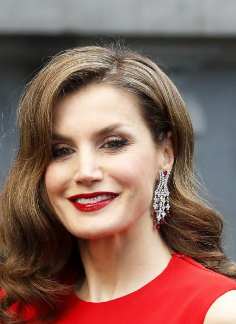 Las ondas «hollywoodienses» de la Reina fueron muy alabadas y distrajeron la atención de su pequeño fallo de maquillaje.
