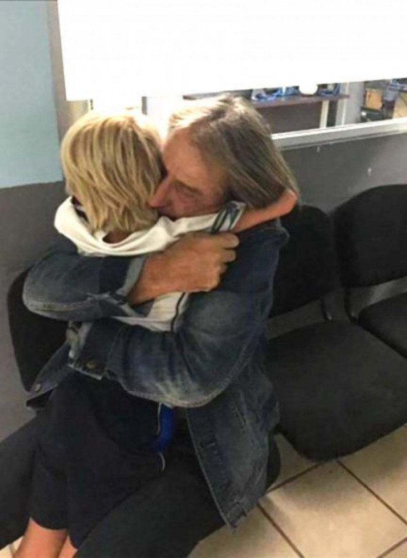 El bailarín y coreógrafo, durante el emotivo reencuentro con su hijo de 6 años. 