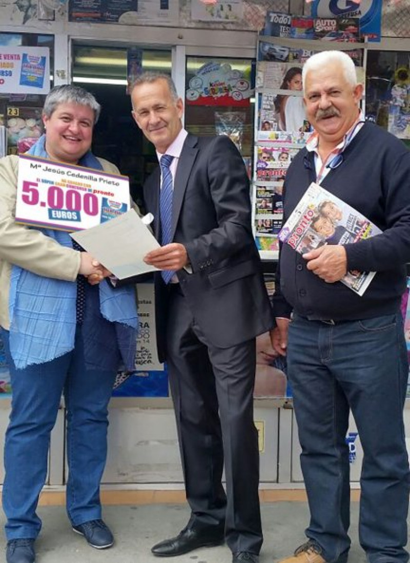 María Jesús Cedenilla Prieto, de Renedo de Esgueva (Valladolid), se fotografió con el distribuidor de la zona, Francisco Villameriel, y su quiosquero, Julio César Cabezas.