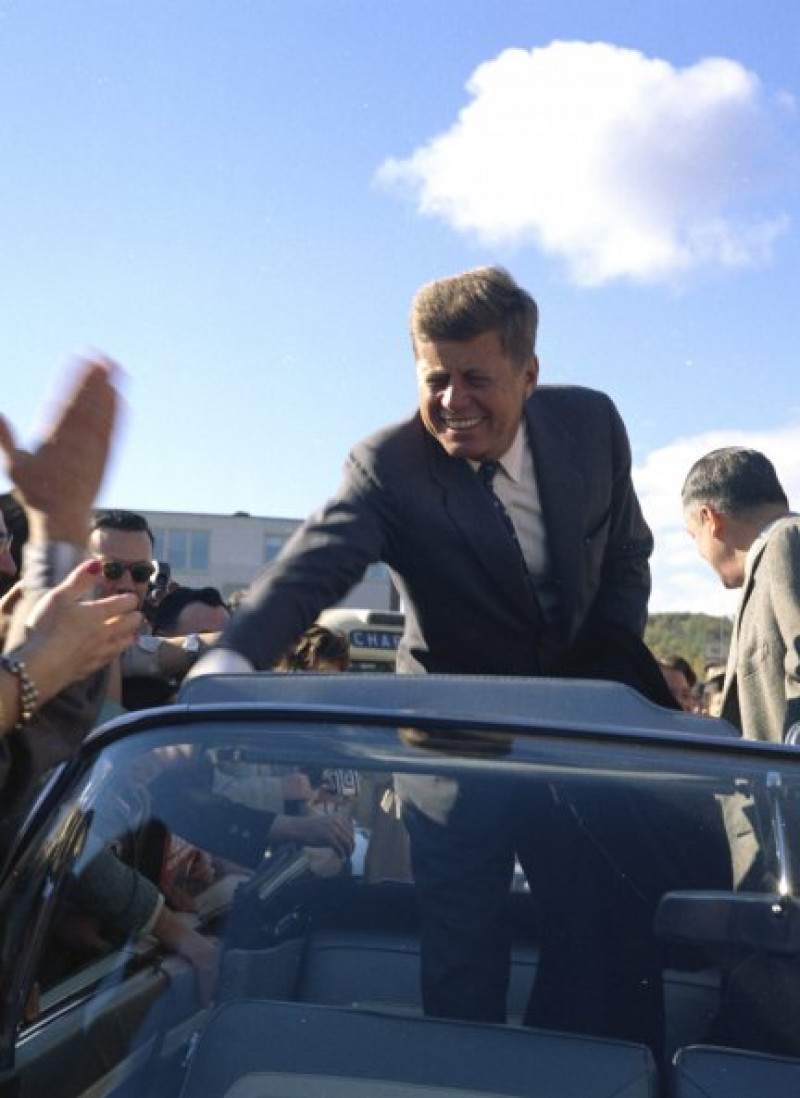 John F. Kennedy saludando a la gente durante uno de sus viajes por EEUU.