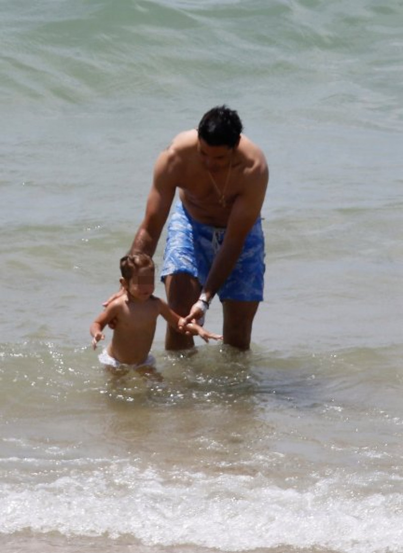 Padre e hija disfrutaron de lo lindo de un refrescante baño.