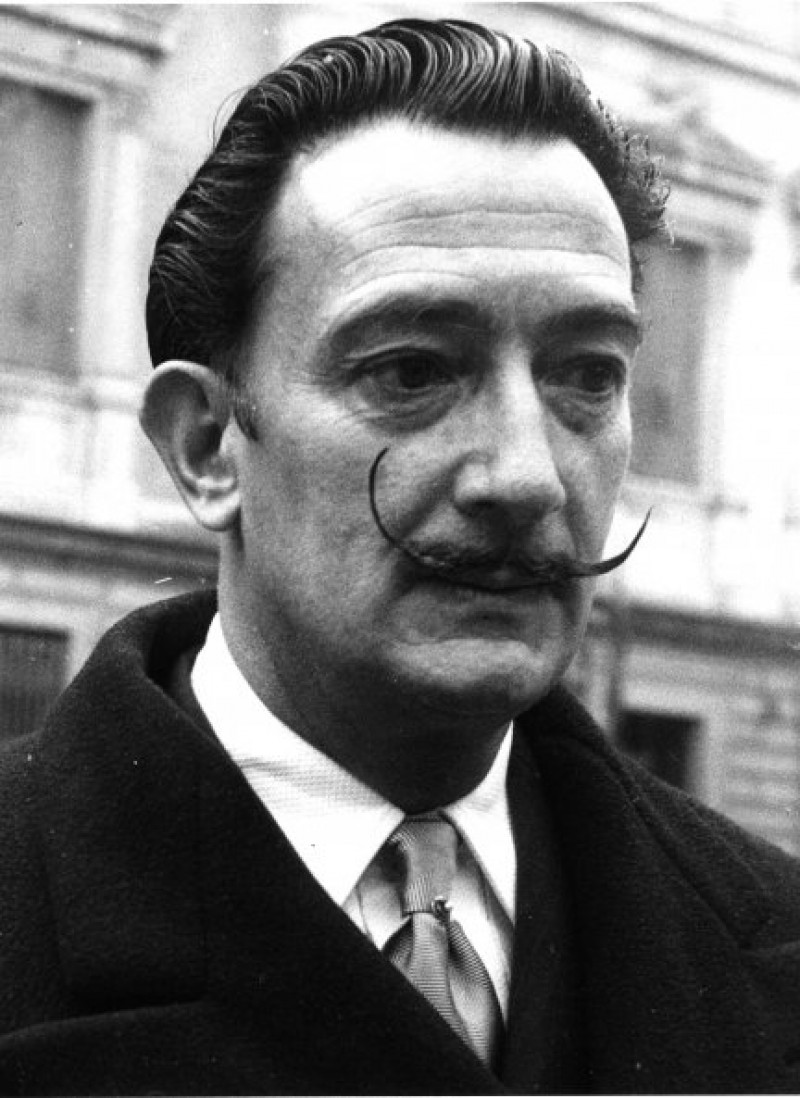 Salvador Dalí con su particularísimo bigote, parte fundamental de su estrambótica imagen.