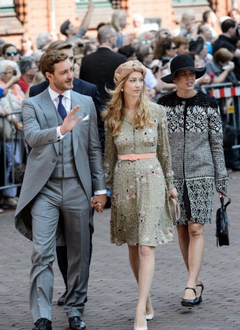 Vestido con chaqué gris, Pierre llegó a la boda con su esposa, Beatrice Borromeo, y su hermana mayor, Carlota.