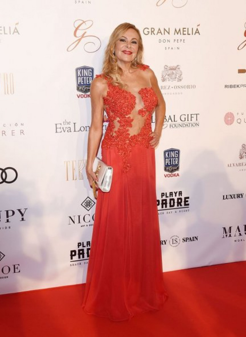 A su 62 años, Ana García Obregón lució espléndida con un vestido rojo con trasparencias.