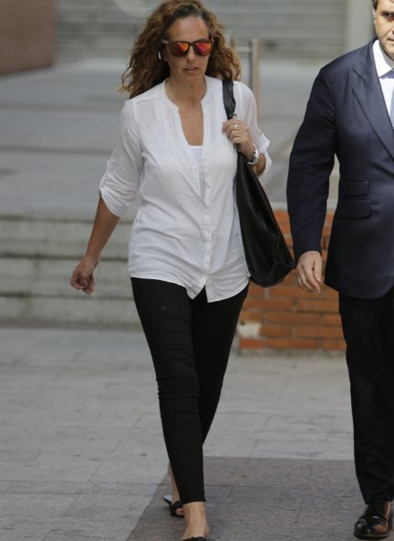 Rociíto llegó a los juzgados acompañada por su abogado, pero sin Fidel.