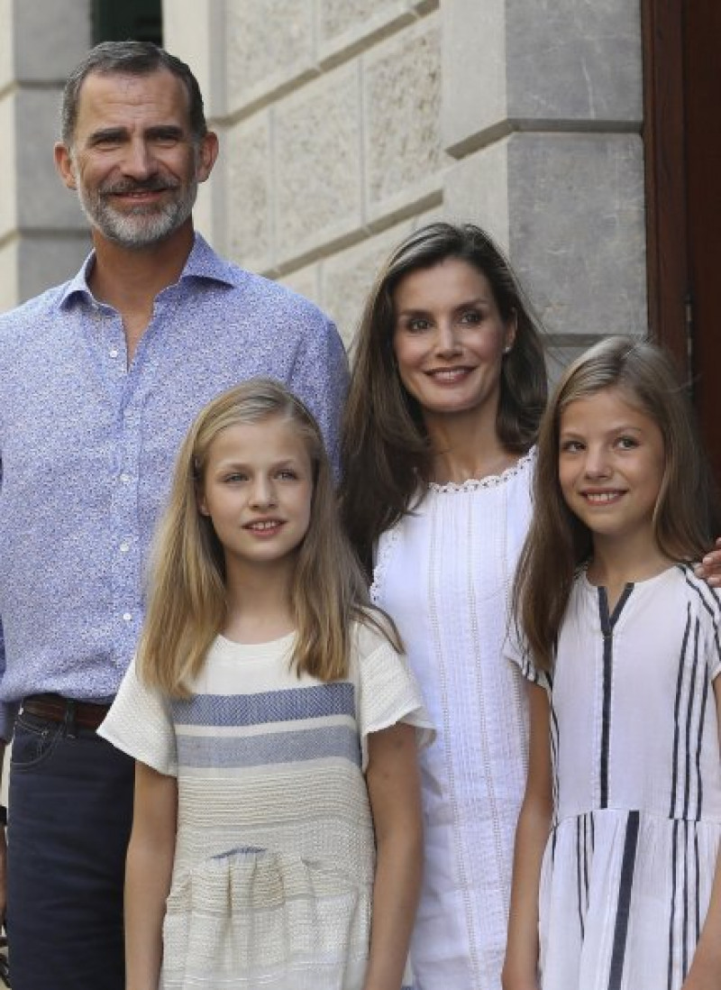 Los Reyes y sus hijas visitaron en Sóller una exposición sobre Pablo Picasso y Joan Miró.