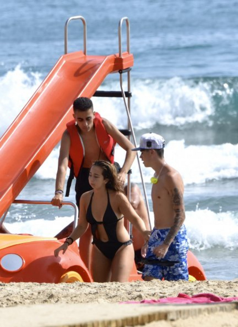 Andreíta disfrutó de la playa con su novio (con gorra) y su amigo Isma.