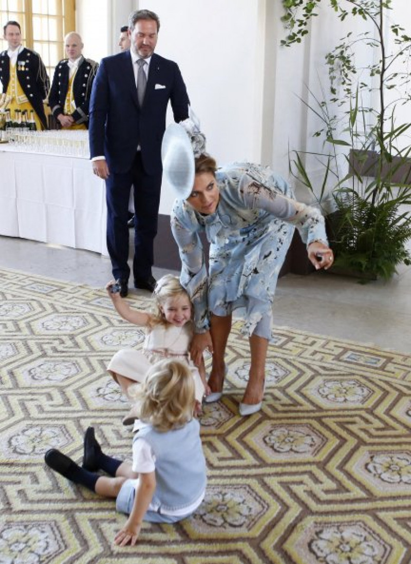Magdalena de Suecia con sus dos hijos y su marido.