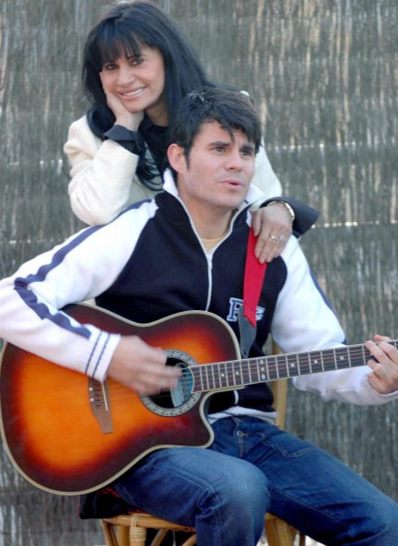 Maria Edite Santos con su hijo Javier Santos, supuesto hijo del cantante Julio Iglesias.