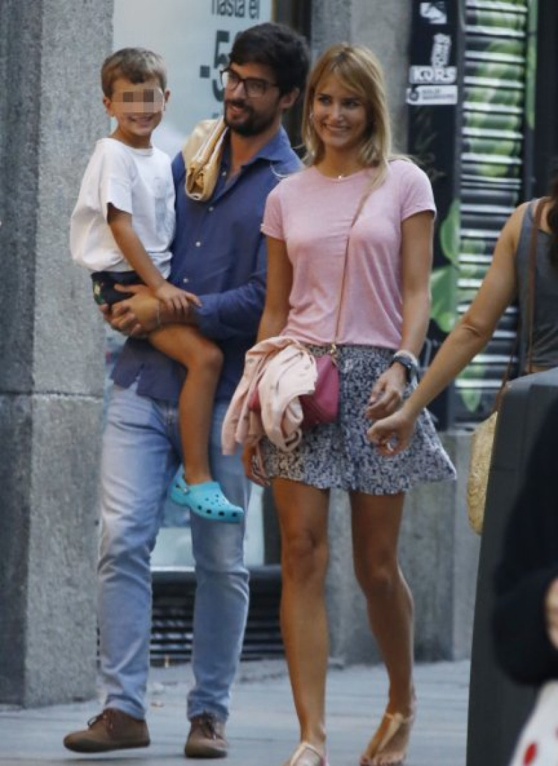 Alba es muy feliz con David, quien mantiene una estudpenda relación con el hijo de la modelo.