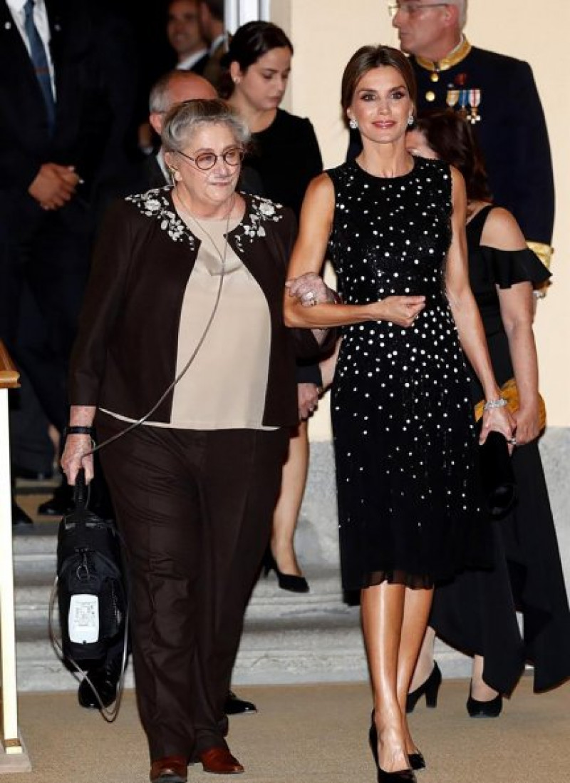 Letizia con Nechama, que tiene que llevar un concentrador de oxígeno para poder respirar.