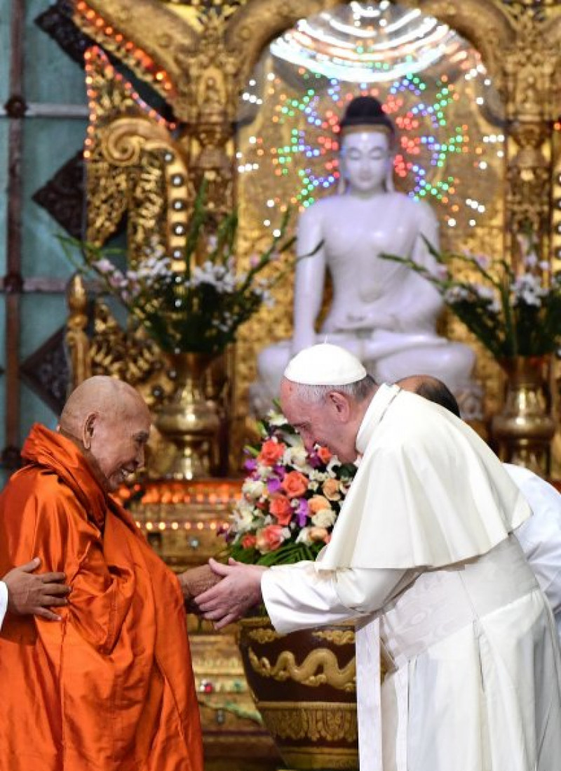 El Papa Francisco saluda al líder budista birmano.